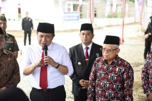 Wapres, Ma'ruf Amin mendapat penjelasan dari Gubernur Sumsel Herman Deru tentang bedah rumah warga berisiko stunting di Desa Rimba Balai, Banyuasin, Kamis (6/7/2023). Foto : Humas Pemprov Sumsel.