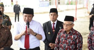 Wapres, Ma'ruf Amin mendapat penjelasan dari Gubernur Sumsel Herman Deru tentang bedah rumah warga berisiko stunting di Desa Rimba Balai, Banyuasin, Kamis (6/7/2023). Foto : Humas Pemprov Sumsel.