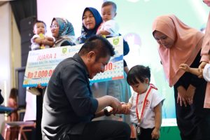 Gubernur Sumsel Herman Deru dengan raut wajah senang menyalami balita pada acara launching gerakan pemantuan tumbuh kembang bayi di PIM Palembang, Kamus (13/7/2023). Foto : Humas Pemprov Sumsel.