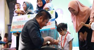 Gubernur Sumsel Herman Deru dengan raut wajah senang menyalami balita pada acara launching gerakan pemantuan tumbuh kembang bayi di PIM Palembang, Kamus (13/7/2023). Foto : Humas Pemprov Sumsel.