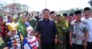Gubernur Sumsel Herman Deru menghadiri pengajian akbar bersih desa di Desa Mitra Kencana, Peninjuan, OKU, Kamis (13/7/2023). Foto : Humas Pemprov Sumsel.