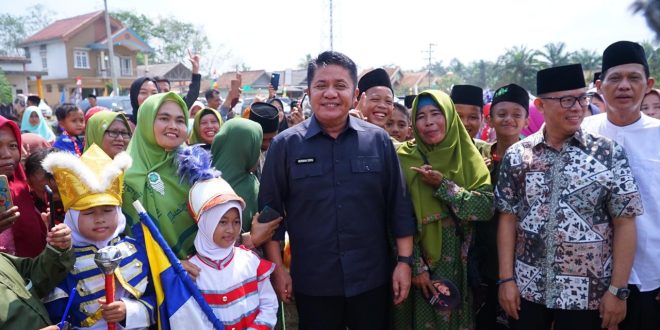 Gubernur Sumsel Herman Deru menghadiri pengajian akbar bersih desa di Desa Mitra Kencana, Peninjuan, OKU, Kamis (13/7/2023). Foto : Humas Pemprov Sumsel.
