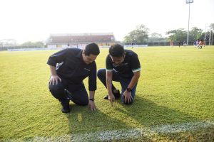 Gubernur Sumsel Herman Deru mendampingi Ketum PSSI, Erick Tohir memeriksa rumput lapangan Stadion Glora Sriwijaya, Jakabaring, Jumat (14/7/2023). Foto : Humas Pemprov Sumsel.