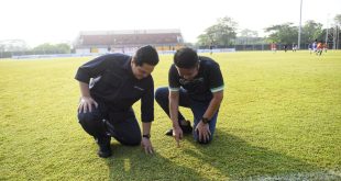 Gubernur Sumsel Herman Deru mendampingi Ketum PSSI, Erick Tohir memeriksa rumput lapangan Stadion Glora Sriwijaya, Jakabaring, Jumat (14/7/2023). Foto : Humas Pemprov Sumsel.