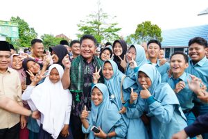 Para santri dan santriwati Ponpes Masdarrul Ulum, Pemulutan, Ogan Ilir selfi bersama Gubernur Sumsel Herman Deru, Sabtu (15/7/2023). Foto ; Humas Pemprov Sumsel.