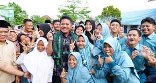 Para santri dan santriwati Ponpes Masdarrul Ulum, Pemulutan, Ogan Ilir selfi bersama Gubernur Sumsel Herman Deru, Sabtu (15/7/2023). Foto ; Humas Pemprov Sumsel.