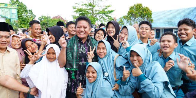Para santri dan santriwati Ponpes Masdarrul Ulum, Pemulutan, Ogan Ilir selfi bersama Gubernur Sumsel Herman Deru, Sabtu (15/7/2023). Foto ; Humas Pemprov Sumsel.