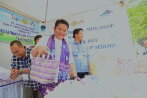 Gubernur Sumsel, Herman Deru melihat kerajinan tangan dari bahan plastik bekas pada peringatan hari lingkungan hidup, Rabu (19/7/2023). Foto : Humas Pemprov Sumsel.