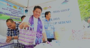 Gubernur Sumsel, Herman Deru melihat kerajinan tangan dari bahan plastik bekas pada peringatan hari lingkungan hidup, Rabu (19/7/2023). Foto : Humas Pemprov Sumsel.