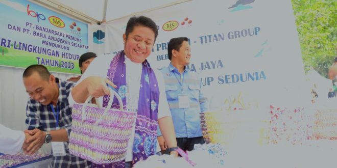 Gubernur Sumsel, Herman Deru melihat kerajinan tangan dari bahan plastik bekas pada peringatan hari lingkungan hidup, Rabu (19/7/2023). Foto : Humas Pemprov Sumsel.