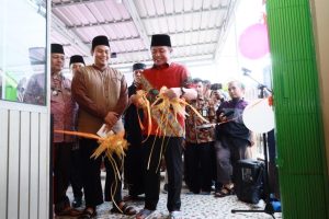 Gubernur Sumsel, Herman Deru meresmikan rumah makan gratis di Sematang Borang, Jumat (21/7/2023). Foto : Humas Pemprov Sumsel