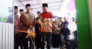 Gubernur Sumsel, Herman Deru meresmikan rumah makan gratis di Sematang Borang, Jumat (21/7/2023). Foto : Humas Pemprov Sumsel