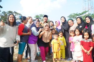 Gubernur Sumsel, Herman Deru bersilaturahmi dengan warga Sinar Tingkal, Muba, Minggu (23/7/2023). Foto : Humas Pemprov Sumsel