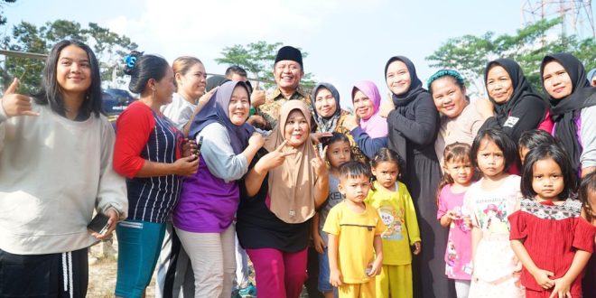 Gubernur Sumsel, Herman Deru bersilaturahmi dengan warga Sinar Tingkal, Muba, Minggu (23/7/2023). Foto : Humas Pemprov Sumsel