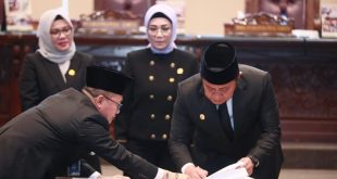 Gubernur Sumsel, Herman Deru dan Ketua DPRD Sumsel, Anita Noeringhati menandatangani KUA-PPAS RAPBD Sumsel TA 2024, Senin (24/7/2023). Foto : Humas Pemprov Sumsel