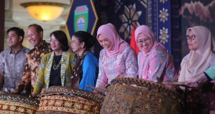 Ketua Dekranasda Sumsel Hj Febrita Lustia HD yang hadir dan mumukul gendang pada pembukaan Sumsel Expo di Sleman City Hall, Yogyakarta, Selasa (25/7/2023) malam. Foto : Humas Pemprov Sumsel