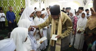 Gubernur Sumsel, Herman Deru memberikan sumbangan pada anak yatim dan duafa di Masjid Jamik Babussalam, Gelumbang, Muaraenim, Sabtu (29/7/2023). Foto : Humas Pemprov Sumsel