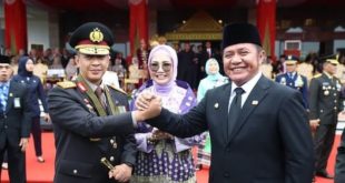 Gubernur Sumsel Herman Deru, Ketua DPRD Sumsel Anita Noeringhati, dan Kapolda Irjen Pol A Rachmad Wibowo salam komando pada upacara HUT Bhayangkara di halaman Griya Agung, Palembang, Sabtu (1/7/2023). Foto : Humas Pemprov Sumsel.