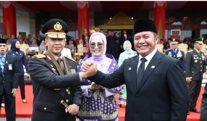 Gubernur Sumsel Herman Deru, Ketua DPRD Sumsel Anita Noeringhati, dan Kapolda Irjen Pol A Rachmad Wibowo salam komando pada upacara HUT Bhayangkara di halaman Griya Agung, Palembang, Sabtu (1/7/2023). Foto : Humas Pemprov Sumsel.