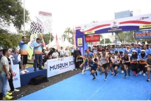 Ribuan peserta dilepas Gubernur Sumsel dalam kegiatan Musi Run 2023 di halaman DPRD Sumsel, Minggu (2/6/2023). Foto : Humas Pemprov Sumsel.