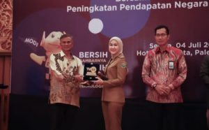 Kabiro Humas dan Prorokol Pemprov Sumsel, Rika Damyanti menerima piagam penghargaan dari TVRI, Selasa (4/7/2023). Foto : Humas Pemprov Sumsel.