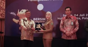 Kabiro Humas dan Prorokol Pemprov Sumsel, Rika Damyanti menerima piagam penghargaan dari TVRI, Selasa (4/7/2023). Foto : Humas Pemprov Sumsel.