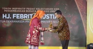 Ketua Dekranasda Sumsel, Hj Febrita Lustia Deru menerima anugerah Tokoh Inspiratif dari Kapanlagi Youniverse di Jakarta, Sabtu (8/7/2023). Foto : Humas Pemprov Sumsel