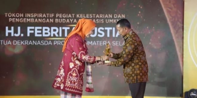 Ketua Dekranasda Sumsel, Hj Febrita Lustia Deru menerima anugerah Tokoh Inspiratif dari Kapanlagi Youniverse di Jakarta, Sabtu (8/7/2023). Foto : Humas Pemprov Sumsel