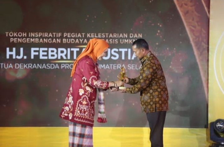 Ketua Dekranasda Sumsel, Hj Febrita Lustia Deru menerima anugerah Tokoh Inspiratif dari Kapanlagi Youniverse di Jakarta, Sabtu (8/7/2023). Foto : Humas Pemprov Sumsel