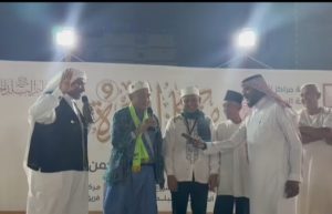 Para jemmah haji Indonesia yang diwakili jemaah KBIH IGM Palembang mendapat kehormatan naik ke panggung dalam jamuan makan malam kehormatan Kerajaan Saudi Arabia, Senin (10/7/2023) malam. Foto : Sumselheadline/rustam.