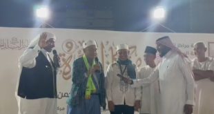Para jemmah haji Indonesia yang diwakili jemaah KBIH IGM Palembang mendapat kehormatan naik ke panggung dalam jamuan makan malam kehormatan Kerajaan Saudi Arabia, Senin (10/7/2023) malam. Foto : Sumselheadline/rustam.