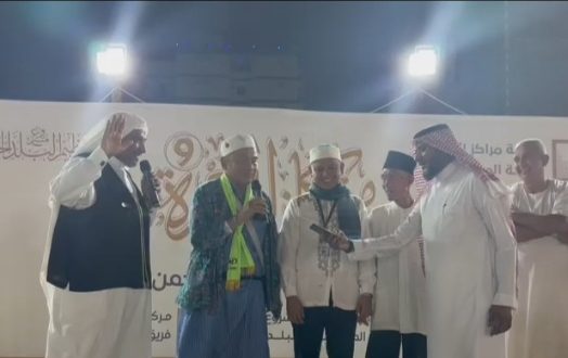 Para jemmah haji Indonesia yang diwakili jemaah KBIH IGM Palembang mendapat kehormatan naik ke panggung dalam jamuan makan malam kehormatan Kerajaan Saudi Arabia, Senin (10/7/2023) malam. Foto : Sumselheadline/rustam.