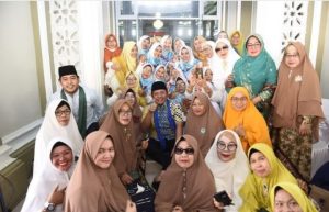 Ibu-ibu tergabung dalam forum koordinasi majelis taklim Palembang, foto bersama Gubernur Sumsel Herman Deru di Masjid Nurul Fatah, Sako, Rabu (19/7/2023). Foto : Humas Pemprov Sumsel.