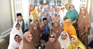 Ibu-ibu tergabung dalam forum koordinasi majelis taklim Palembang, foto bersama Gubernur Sumsel Herman Deru di Masjid Nurul Fatah, Sako, Rabu (19/7/2023). Foto : Humas Pemprov Sumsel.