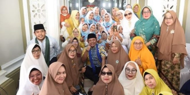 Ibu-ibu tergabung dalam forum koordinasi majelis taklim Palembang, foto bersama Gubernur Sumsel Herman Deru di Masjid Nurul Fatah, Sako, Rabu (19/7/2023). Foto : Humas Pemprov Sumsel.