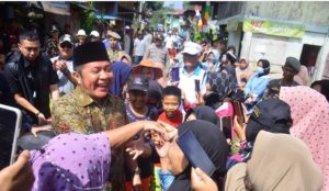Ribuan warga antusias bertemu Gubernur Sumsel, Herman Deru saat hadir di acara jalan santai di Desa Pulau Panggung, Muaraenim, Minggu (23/7/2023). Foto : Humas Pemprov Sumsel