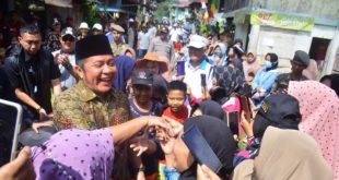 Ribuan warga antusias bertemu Gubernur Sumsel, Herman Deru saat hadir di acara jalan santai di Desa Pulau Panggung, Muaraenim, Minggu (23/7/2023). Foto : Humas Pemprov Sumsel