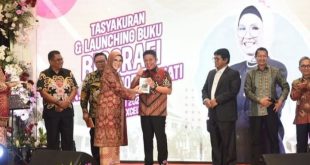 Gubernur Sumsel, Herman Deru menerima buku biografi Anita Noeringhati, Ketua DPRD Sumsel di Aryaduta Hotel, Jumat (28/7/2023) malam. Foto : Humas Pemprov Sumsel