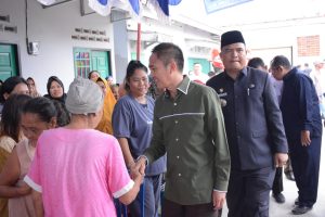 Ketua ISNU Palembang Ratu Dewa bersama warga Panca Usaha, Palembang, Rabu (16/8/2023). Foto: Kominfo Palembang.