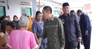 Ketua ISNU Palembang Ratu Dewa bersama warga Panca Usaha, Palembang, Rabu (16/8/2023). Foto: Kominfo Palembang.