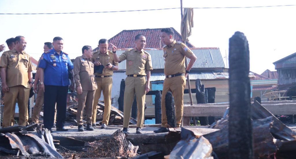 Sekda Palembang, Ratu Dewa meninjau lokasi bekas kebakaran 36 Ilir, Selasa (1/8/2023). Foto : Sumselheadline/Pitria
