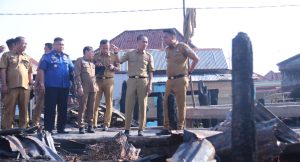 Sekda Palembang, Ratu Dewa meninjau lokasi bekas kebakaran 36 Ilir, Selasa (1/8/2023). Foto : Sumselheadline/Pitria