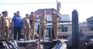 Sekda Palembang, Ratu Dewa meninjau lokasi bekas kebakaran 36 Ilir, Selasa (1/8/2023). Foto : Sumselheadline/Pitria