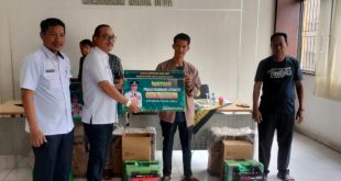 Pj Bupati Muba diwakili Kadis Koperasi dan UMK Muba, Irwan Sazili menyerahkan peralatan kerja pada sejumlah bengkel di Sanga Desa, Rabu (2/8/2023). Foto : Dinkominfo Muba