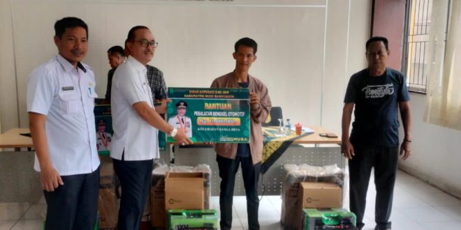 Pj Bupati Muba diwakili Kadis Koperasi dan UMK Muba, Irwan Sazili menyerahkan peralatan kerja pada sejumlah bengkel di Sanga Desa, Rabu (2/8/2023). Foto : Dinkominfo Muba