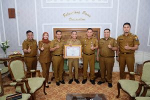 Sekda Palembang, Ratu Dewa bersama jajaran menerima penghargaan sebagai peringkat pertama dalam LPPD 2023 Provinsi Sumsel, Rabu (2/8/2023). Foto : Sumselheadline/Pitria