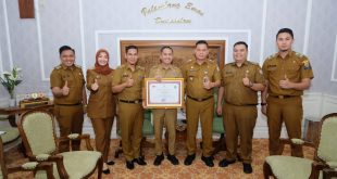 Sekda Palembang, Ratu Dewa bersama jajaran menerima penghargaan sebagai peringkat pertama dalam LPPD 2023 Provinsi Sumsel, Rabu (2/8/2023). Foto : Sumselheadline/Pitria