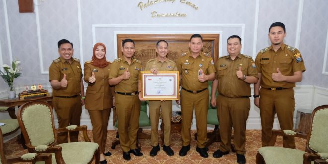 Sekda Palembang, Ratu Dewa bersama jajaran menerima penghargaan sebagai peringkat pertama dalam LPPD 2023 Provinsi Sumsel, Rabu (2/8/2023). Foto : Sumselheadline/Pitria