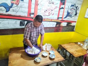 Salah satu karyawan Pempek Jimmy Devaten sedang membuat olahan bahan pempek, Kamis (3/8/2023). Foto : Sumselheadline/pitria