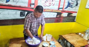Salah satu karyawan Pempek Jimmy Devaten sedang membuat olahan bahan pempek, Kamis (3/8/2023). Foto : Sumselheadline/pitria